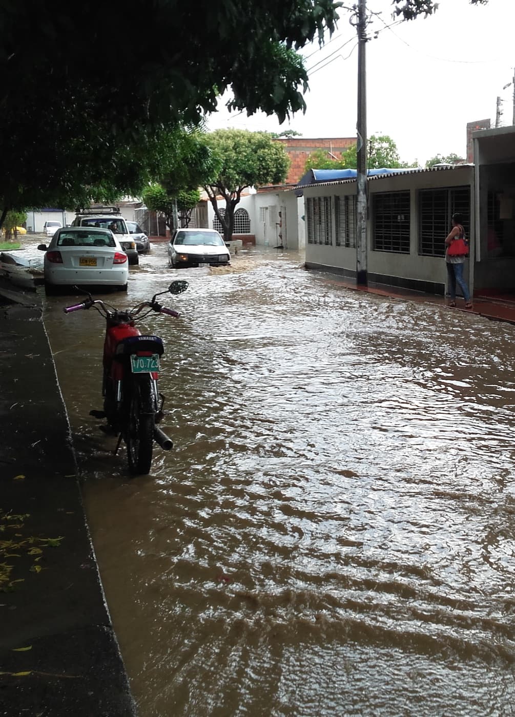 Calle con anegamiento en Comuneros tras una lluvia, Cúcuta