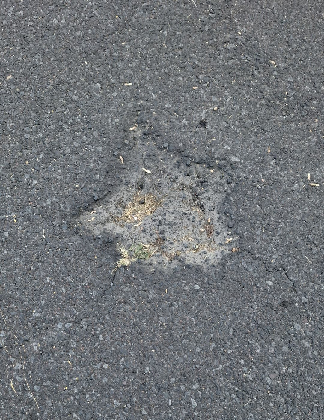Bache en vía junto a una escuela