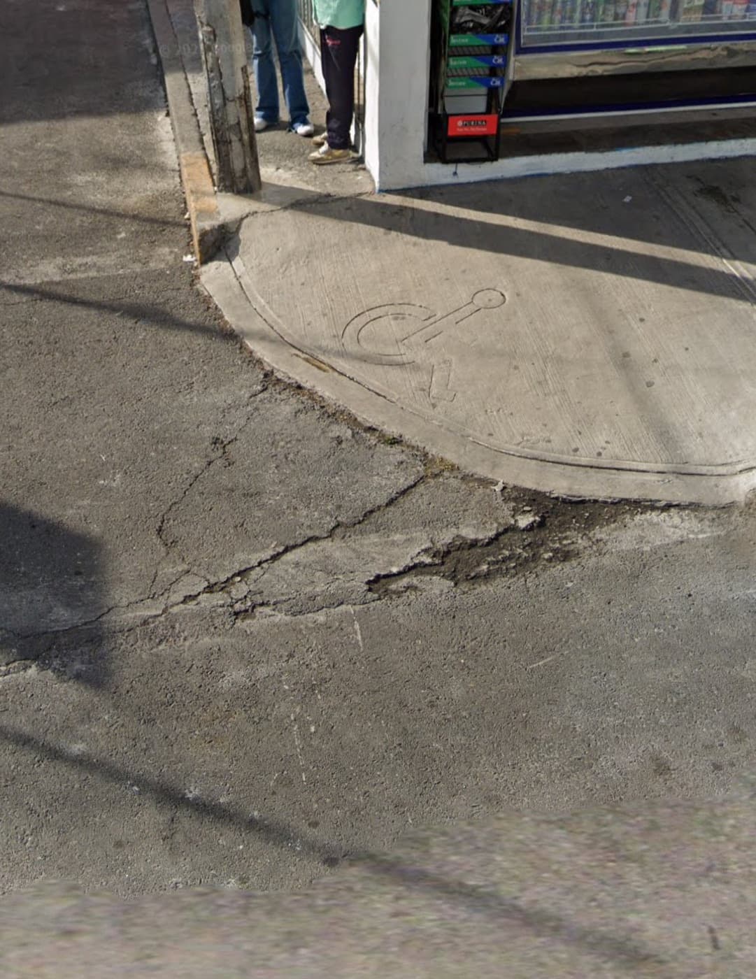 Pavimento medio roto en vía pública