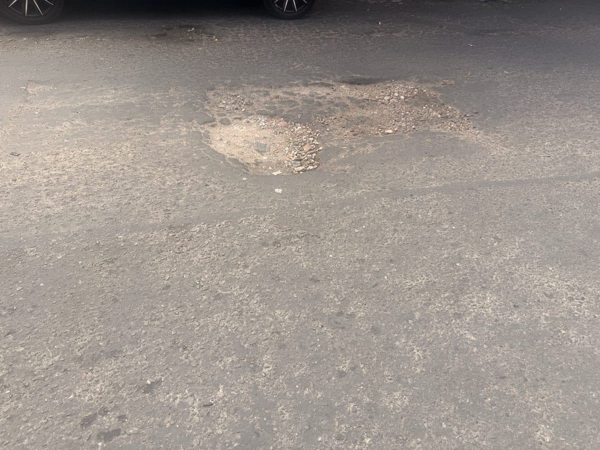 Hueco mediano parchado con material de la comunidad en Cúcuta