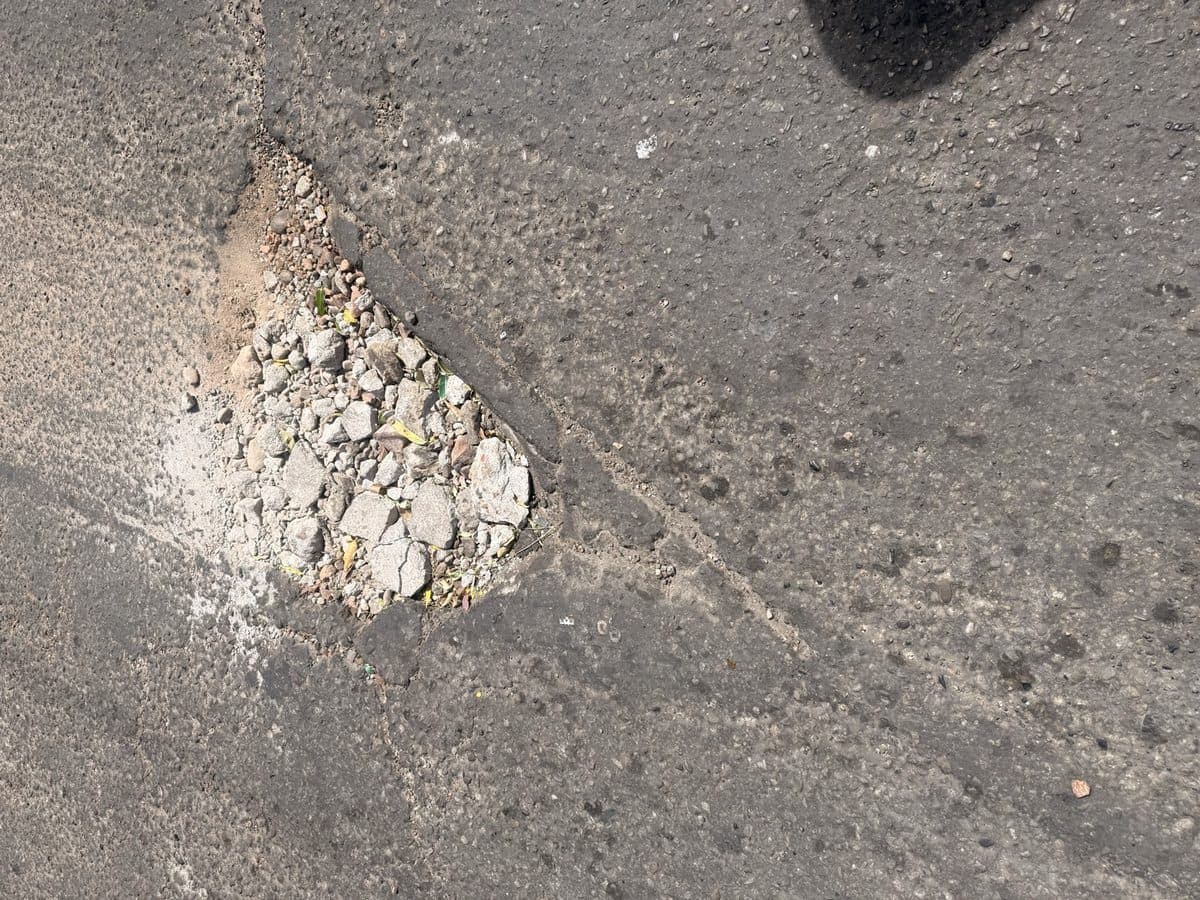 Hueco pequeño rellenado de forma improvisada con escombro en Cúcuta