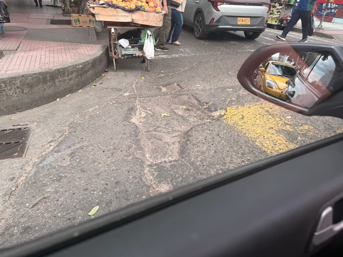 Brecha y deterioro del asfalto en vía pública de Cúcuta