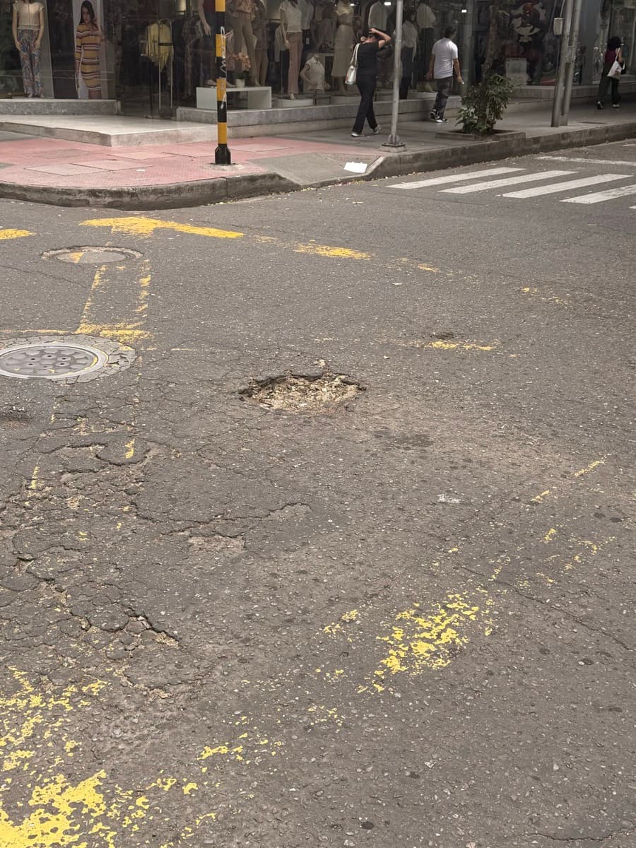 Hueco individual demarcado con pintura amarilla en calzada de Cúcuta
