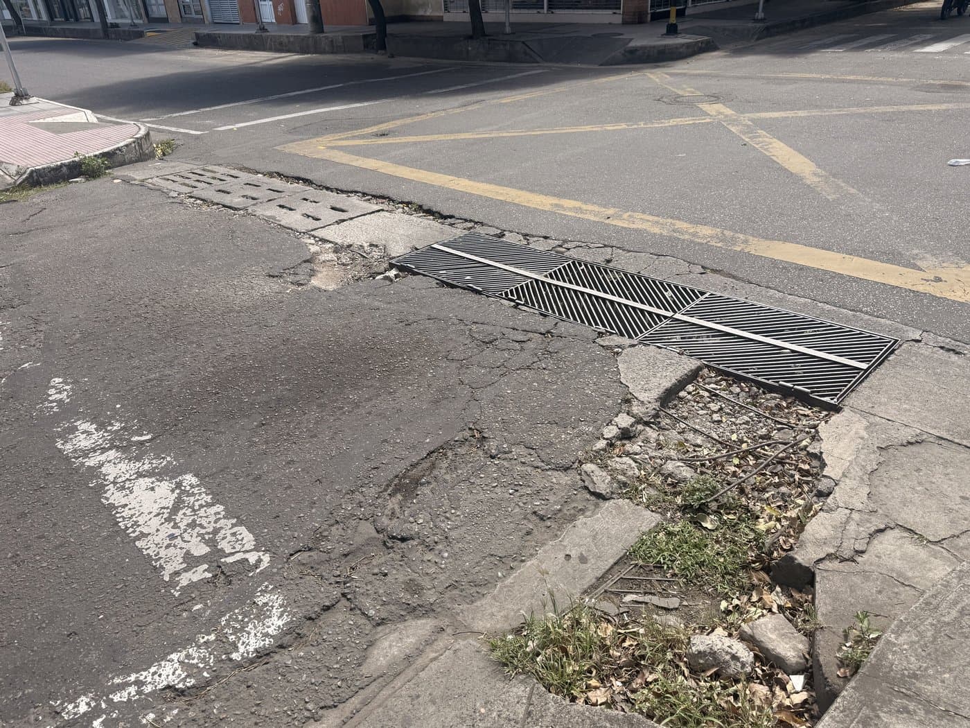 Registro de alcantarillado con la placa rota y hundida a su alrededor, en Cúcuta