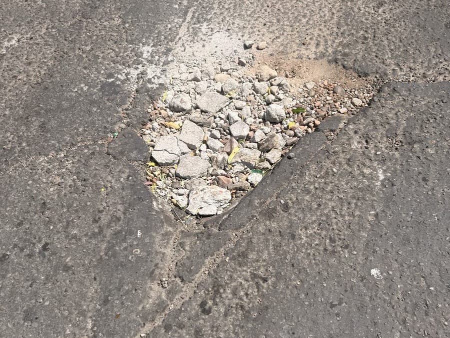 Hueco pequeño rellenado de forma improvisada con escombro en Cúcuta