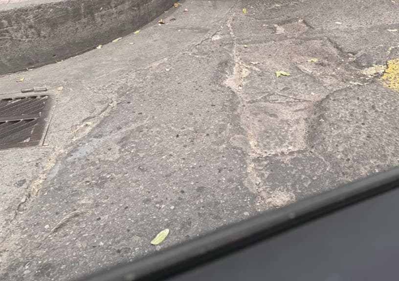 Brecha y deterioro del asfalto en vía pública de Cúcuta